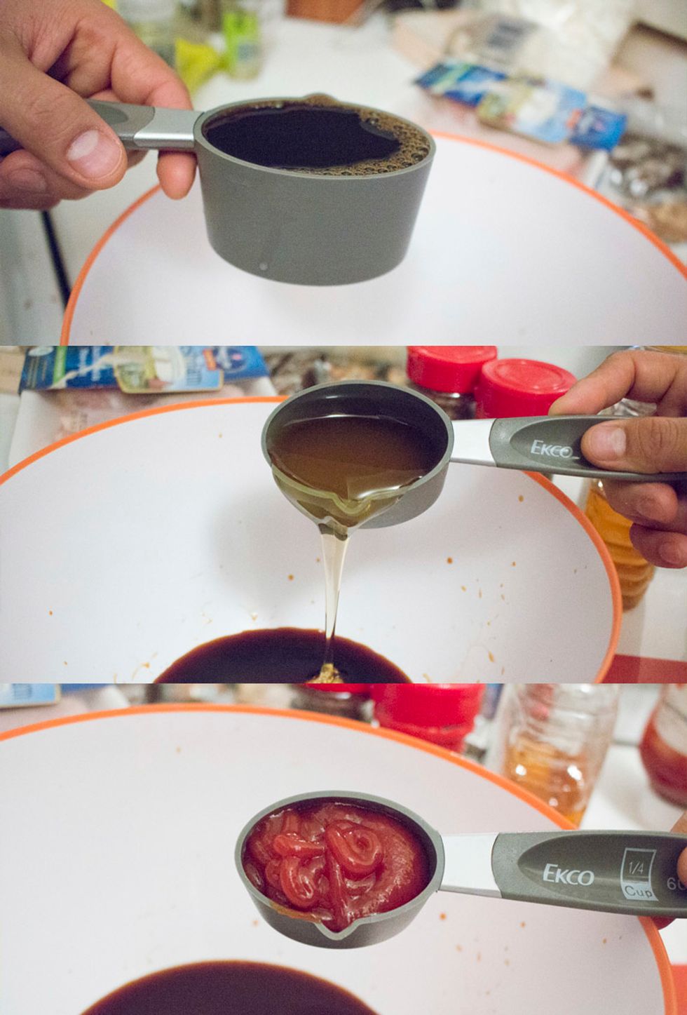 Add 1/2 cup soy sauce, 1/2 cup honey and 1/4 cup ketchup into a large bowl.