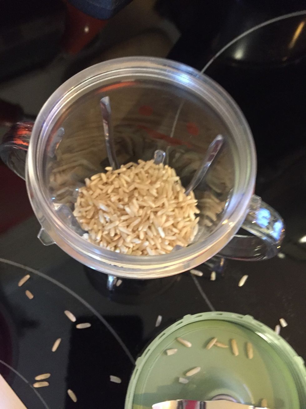 Add 1/4 of rice to blender