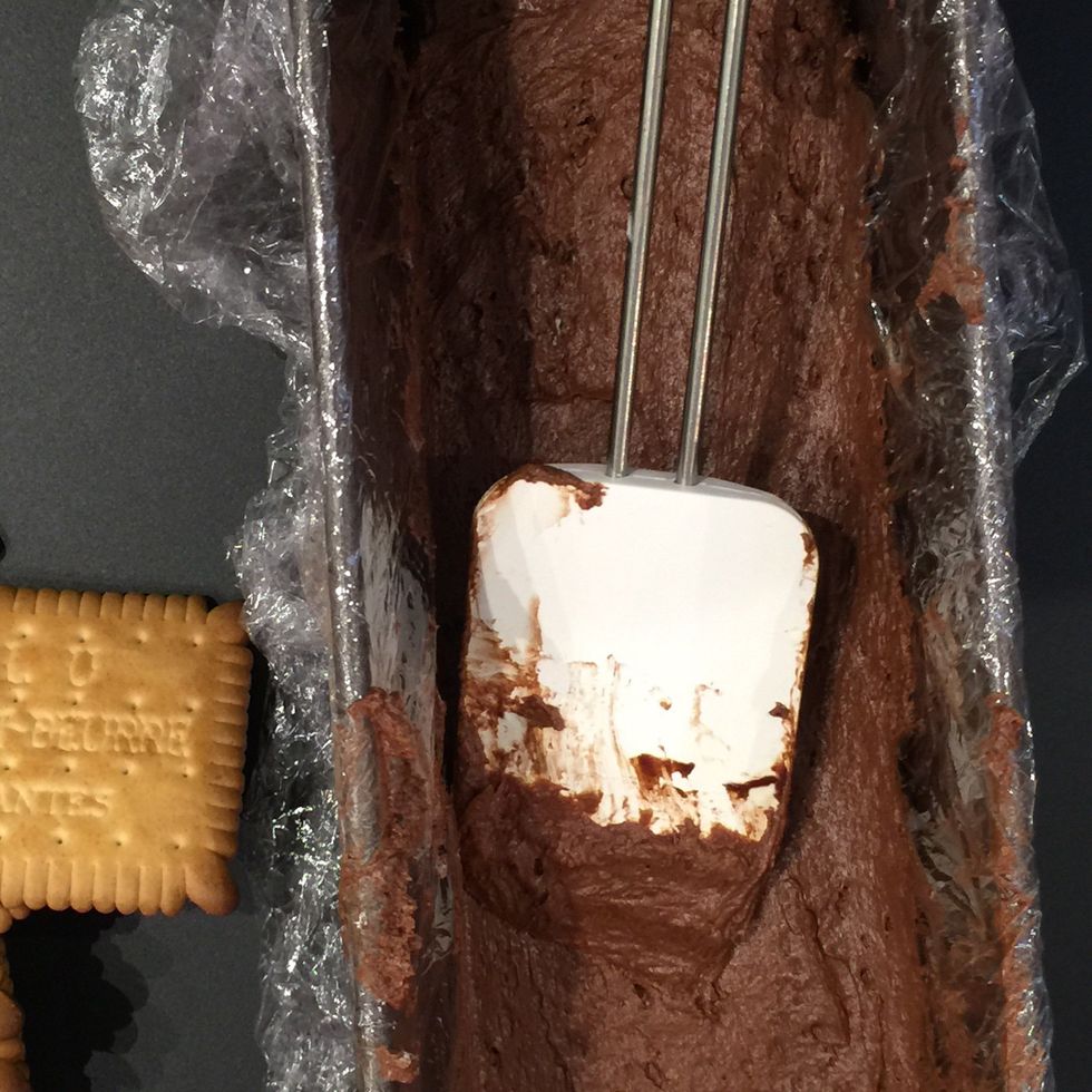 Add 1/4 of the chocolate mix and spread evenly. Then biscuit etc...