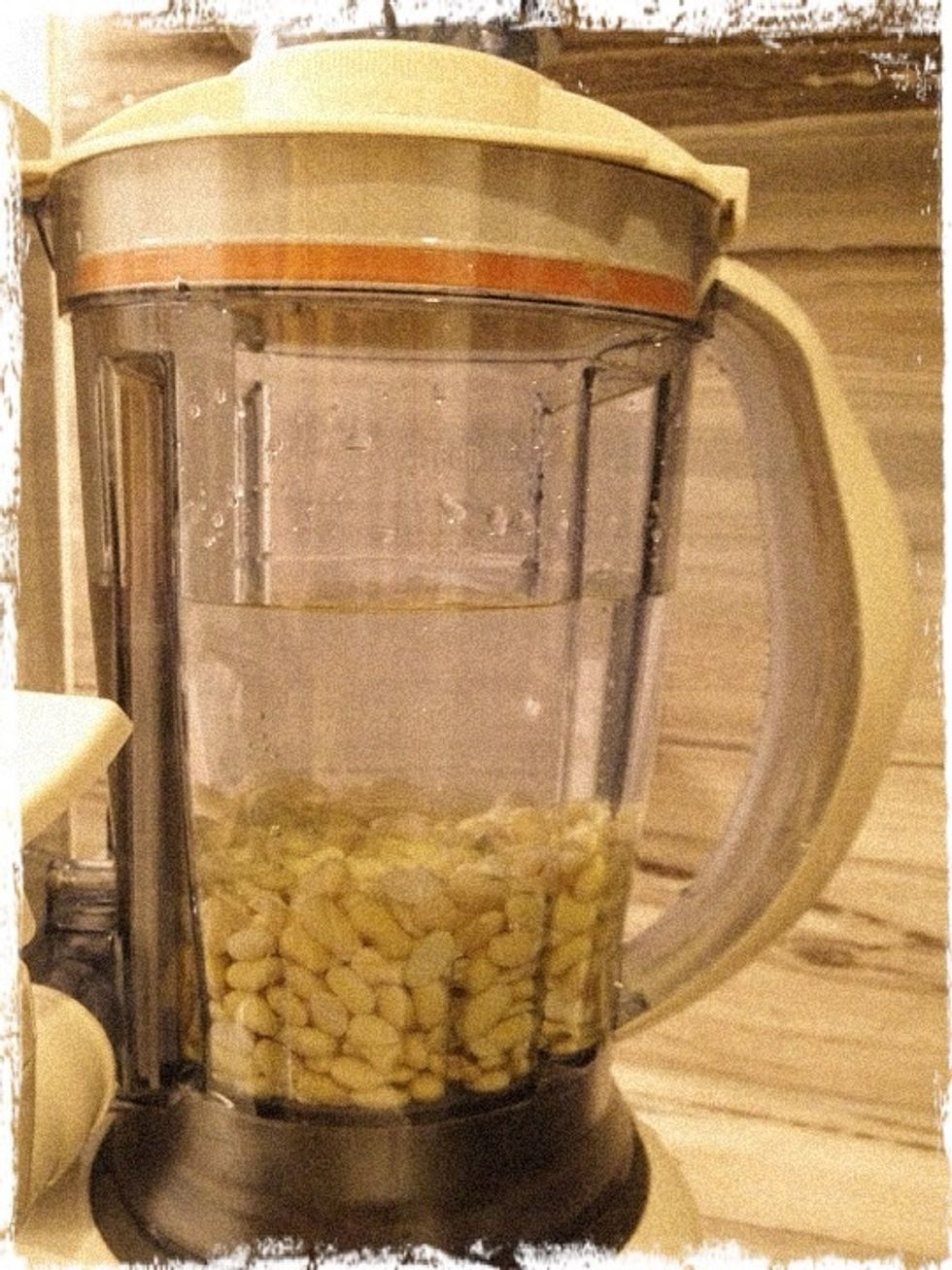 Add 1.5iter of water to 500ml of soya beans