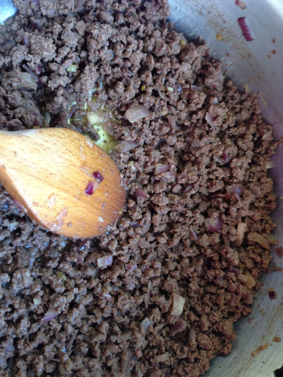Add 1 table spoon of ghee and the chopped onion in a pan until it's soft. Add the ground beef, cinnamon, and black pepper and stir until hearing a "tshh" sound which means that there is no more water.