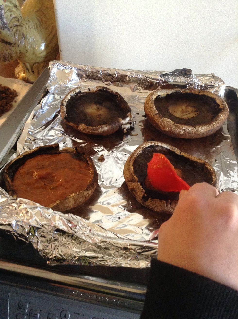 Add 1 tablespoon of marinara sauce to each mushroom