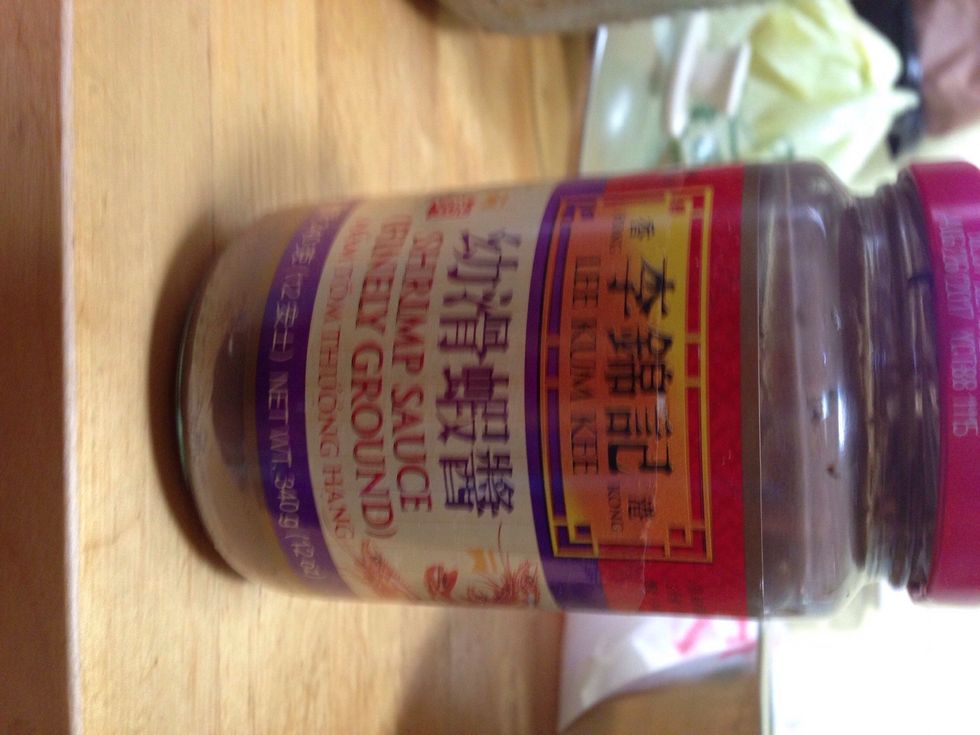 Add 1 tablespoon of shrimp paste. Add 1 teaspoon of tumeric. Add chili pepper to taste