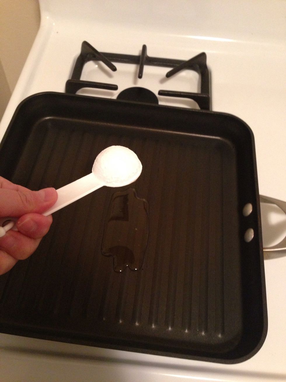 Add 1 Tbsp of sesame oil into a pan on high heat.