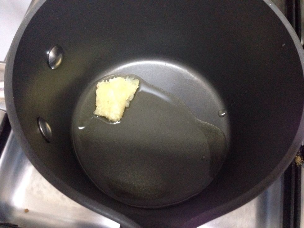 Add 1 teaspoon of garlic and 3 tablespoon of oil \u0641\u064a \u0637\u0646\u062c\u0631\u0629 \u0646\u0636\u064a\u0641 \u0645\u0644\u0639\u0642\u0647 \u0635\u063a\u064a\u0631\u0629 \u0645\u0646 \u0627\u0644\u062b\u0648\u0645 \u0627\u0644\u0645\u0641\u0631\u0648\u0645 \u0627\u0644\u064a \u0663 \u0645\u0644\u0627\u0639\u0642 \u0643\u0628\u064a\u0631\u0629 \u0645\u0646 \u0627\u0644\u0632\u064a\u062a  \u0639\u0644\u064a \u0627\u0644\u0646\u0627\u0631