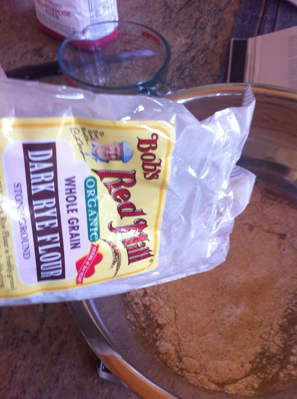 Add 100 g of dark rye flour.