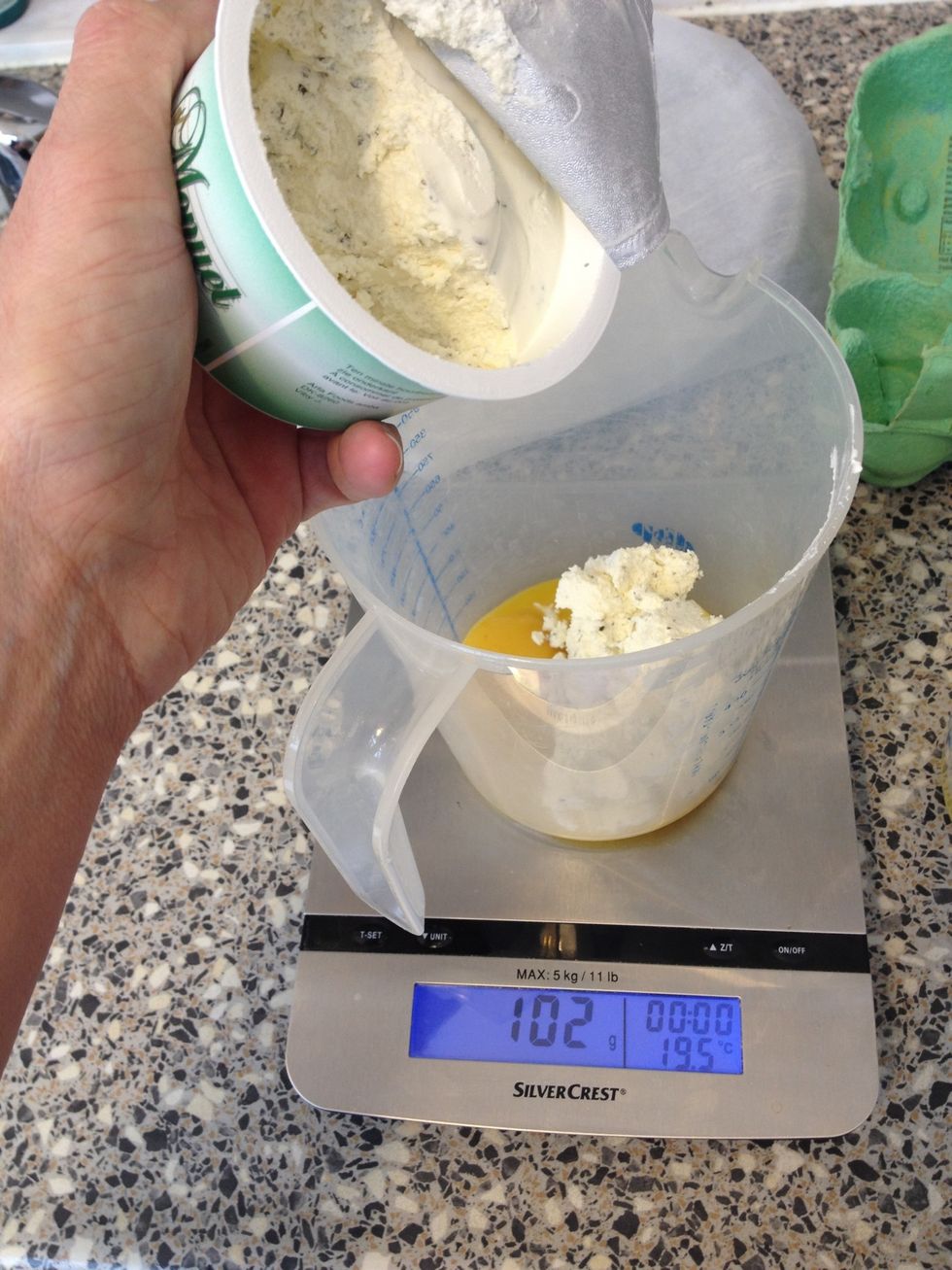 Add 100 grams of cream cheese to the yolks.