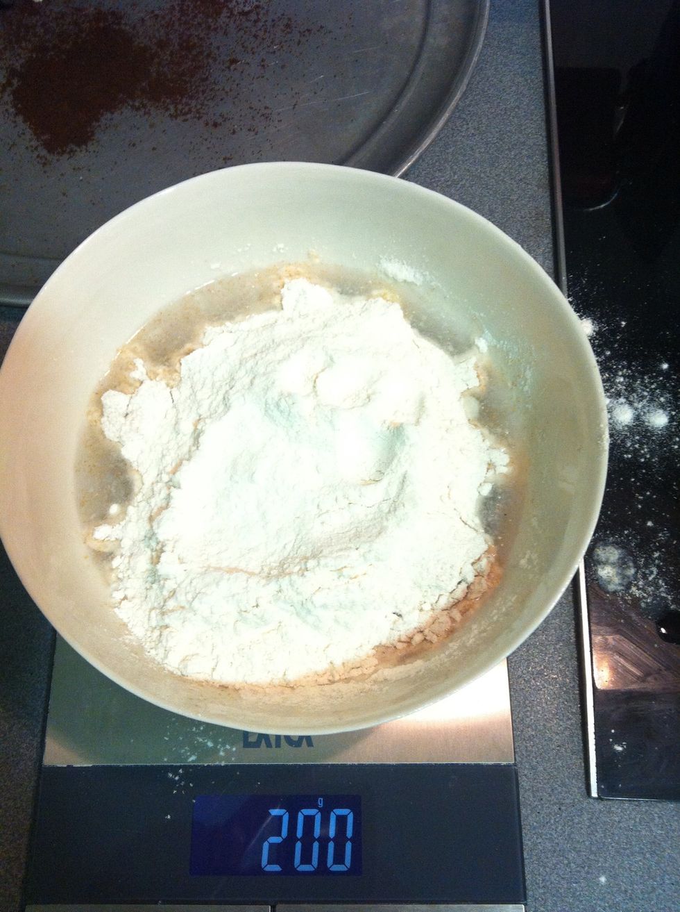 Add 100g of white flour and 100g of wheat flour