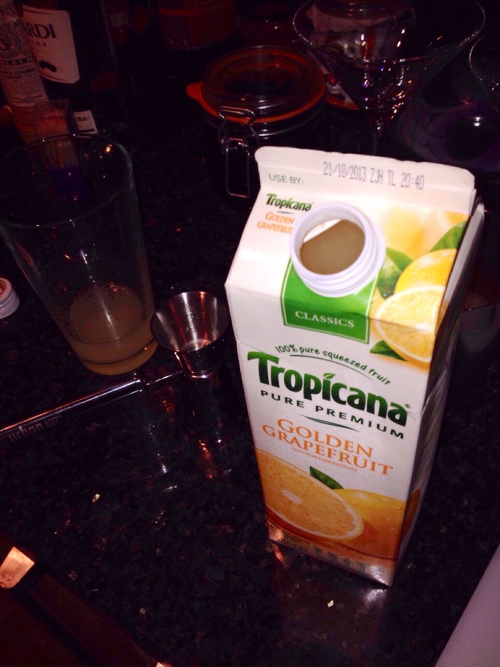 Add 10ml grapefruit juice to the mixing glass.