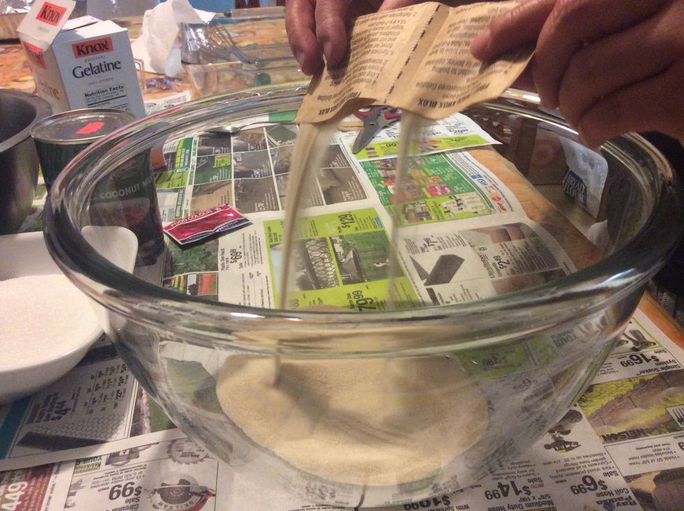 Add 12 envelopes of unflavored gelatin into the bowl.