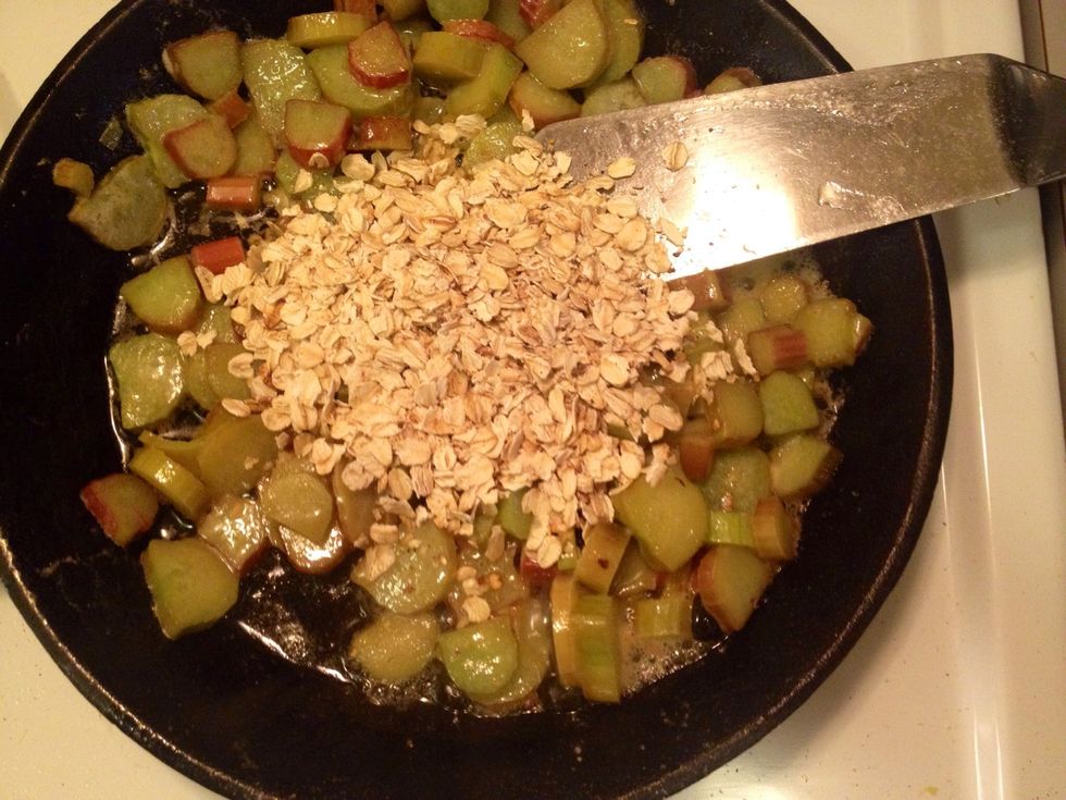 Add 150 ml of the roasted oats.