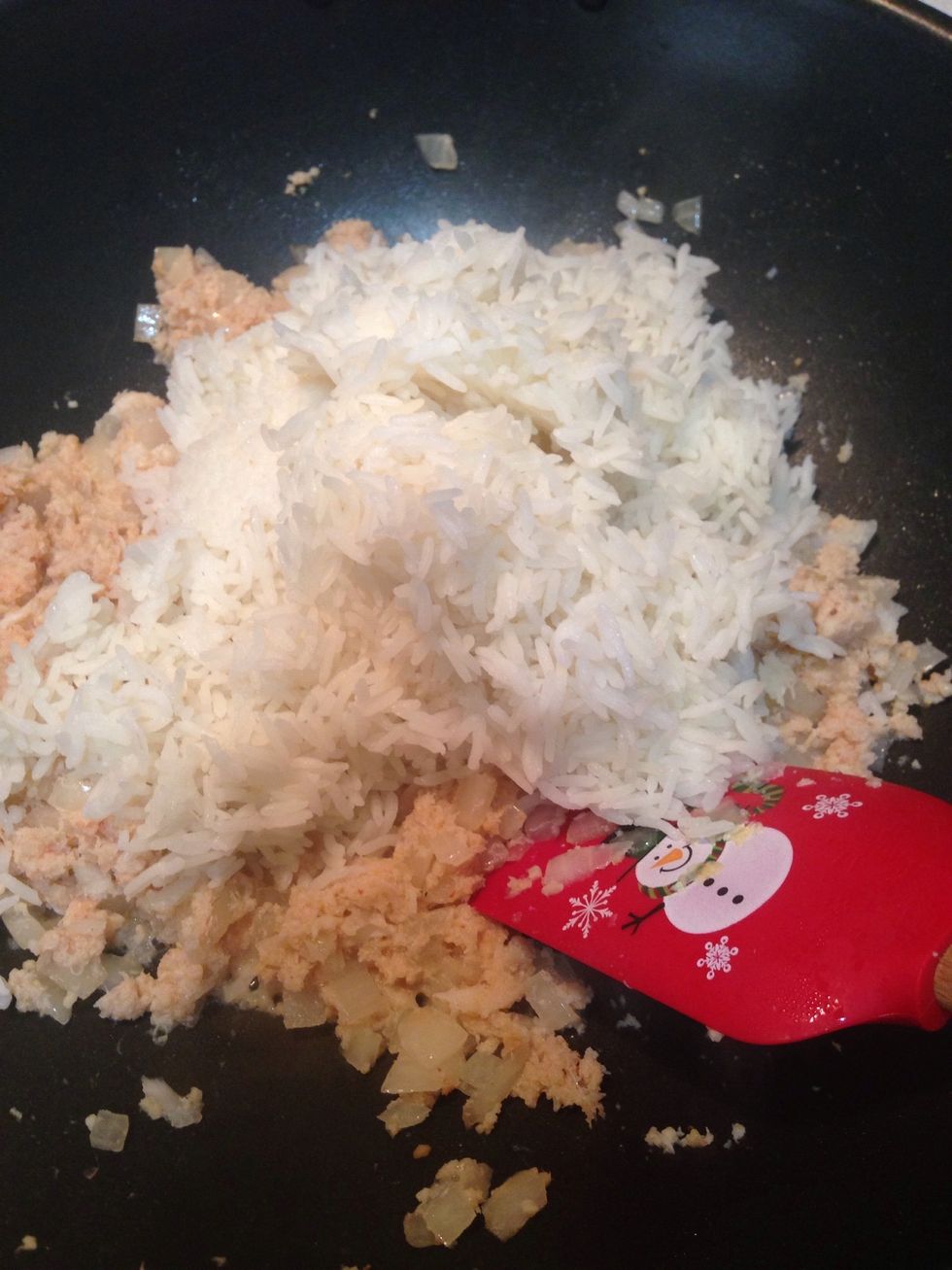 Add 2 cup of rice and add all the seasoning (so sauce, fish sauce, and white pepper)