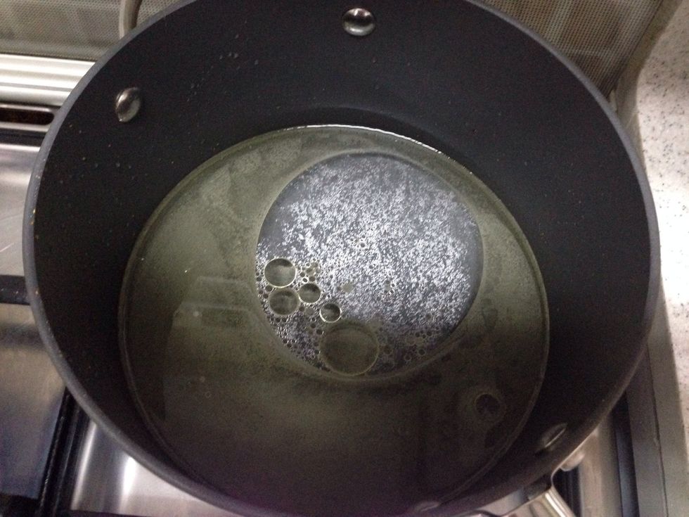 Add 2 cups of water ,2 teaspoons of salt and 3 tablespoon  of oil  and keep them boiling . \u0646\u0636\u064a\u0641 \u0627\u0644\u064a \u0627\u0644\u0637\u0646\u062c\u0631\u0629 \u0662 \u0643\u0648\u0628 \u0645\u0646 \u0627\u0644\u0645\u0627\u0621 \u0648 \u0662 \u0645\u0644\u0639\u0642\u0629 \u0635\u063a\u064a\u0631\u0629 \u0645\u0646 \u0627\u0644\u0645\u0644\u062d \u0648 \u0663 \u0645\u0644\u0627\u0639\u0642 \u0643\u0628\u064a\u0631\u0629 \u0645\u0646 \u0627\u0644\u0632\u064a\u062a  \u0648 \u062a\u0648\u0636\u0639 \u0639\u0644\u064a \u0627\u0644\u0645\u0648\u0642\u062f \u062d\u062a\u064a \u062a\u063a\u0644\u064a