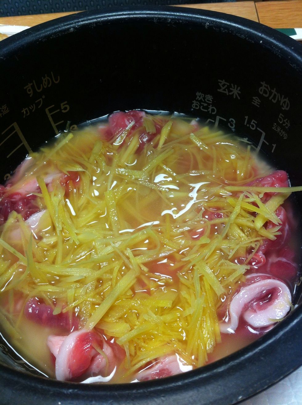 add 2 tablespoons of sake, 1 of soy sauce,and 1 teaspoon of salt. mix rice and them. and add pork and ginger, boil them in a rice-cooker. \u9152\u5927\u3055\u30582\u3001\u91a4\u6cb9\u5927\u3055\u30581\u3001\u5869\u5c0f\u3055\u30581\u3092\u51fa\u6c41\u306b\u6d78\u3057\u305f\u7c73\u306b\u6df7\u305c\u3001\u8c5a\u8089\u3068\u751f\u59dc\u3092\u4e57\u305b\u3066\u708a\u304d\u307e\u3059\u3002