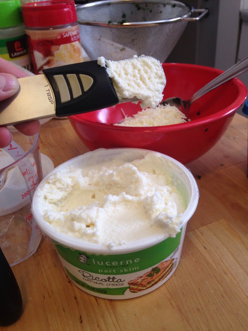 Add 2 tbsp of ricotta cheese to the spinach bowl.