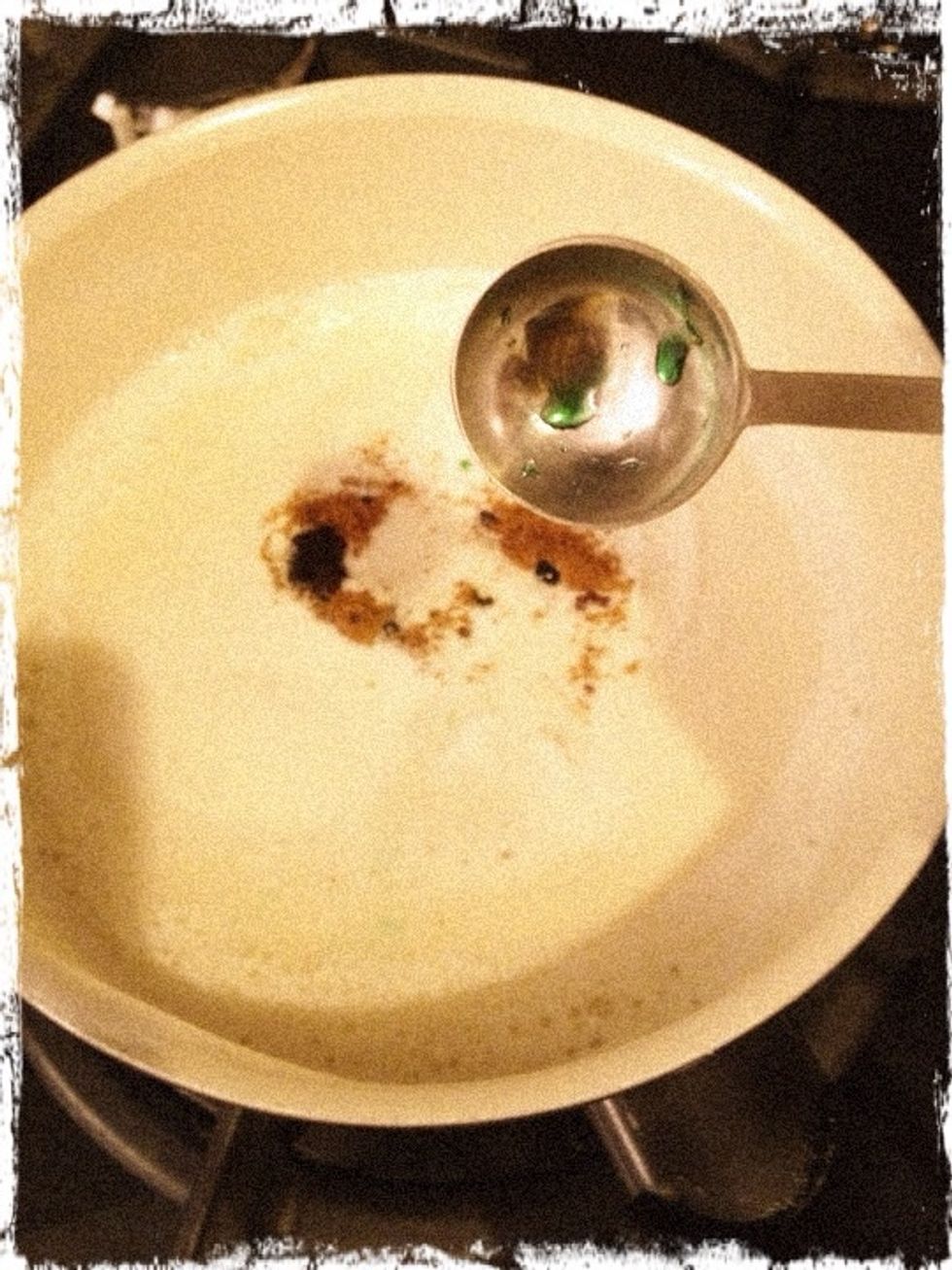 Add 2 teaspoon of palm sugar and creamer and 1 teaspoon of pandan extract into the pot