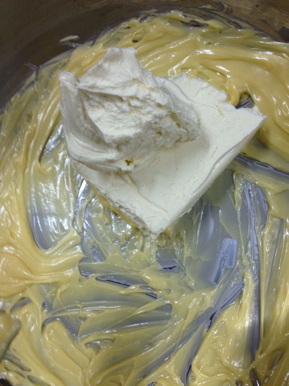 Add 250g of cream cheese (room tempreature)
