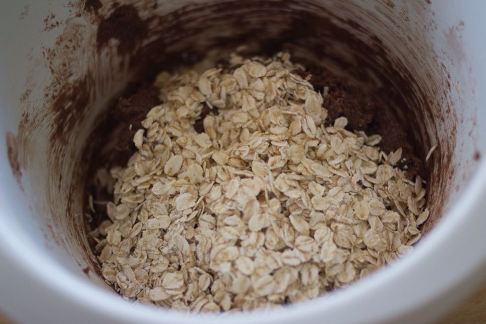 Add 3 1/2 dl. (that's 1 1/2 cups) oatmeal and 3 tablespoons water (or coffie) and continue to whip/beat/whisp it until it looks pretty smooth.