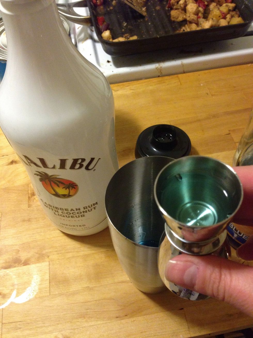 Add 3/4 oz of vodka to the mixer.