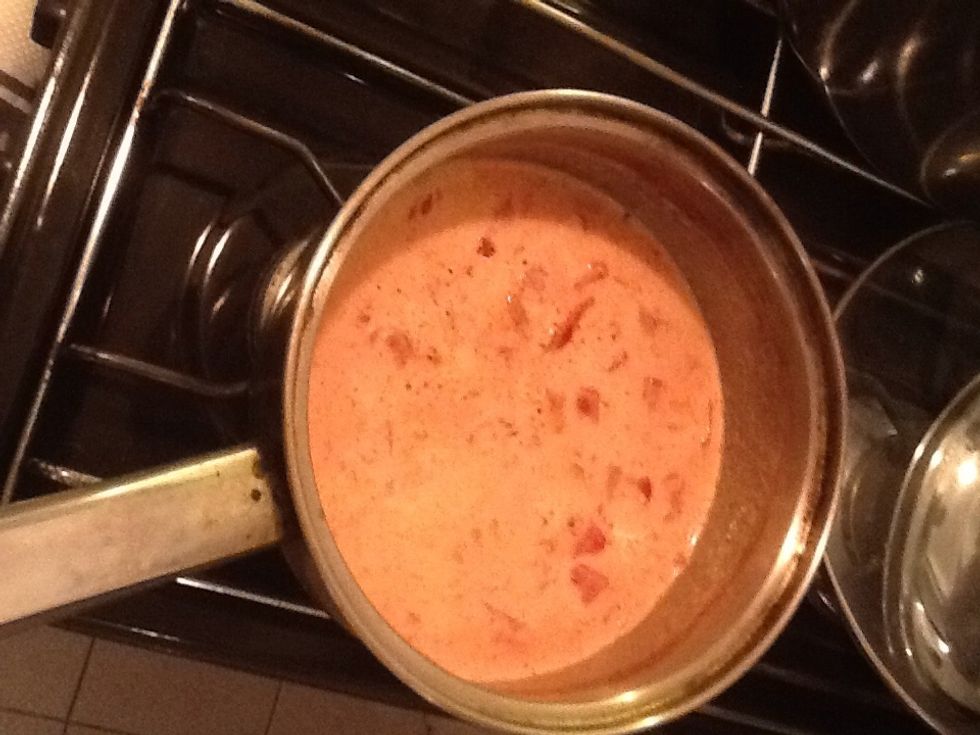 Add 3 big spoons of creme (it will create the "salsa rosa")