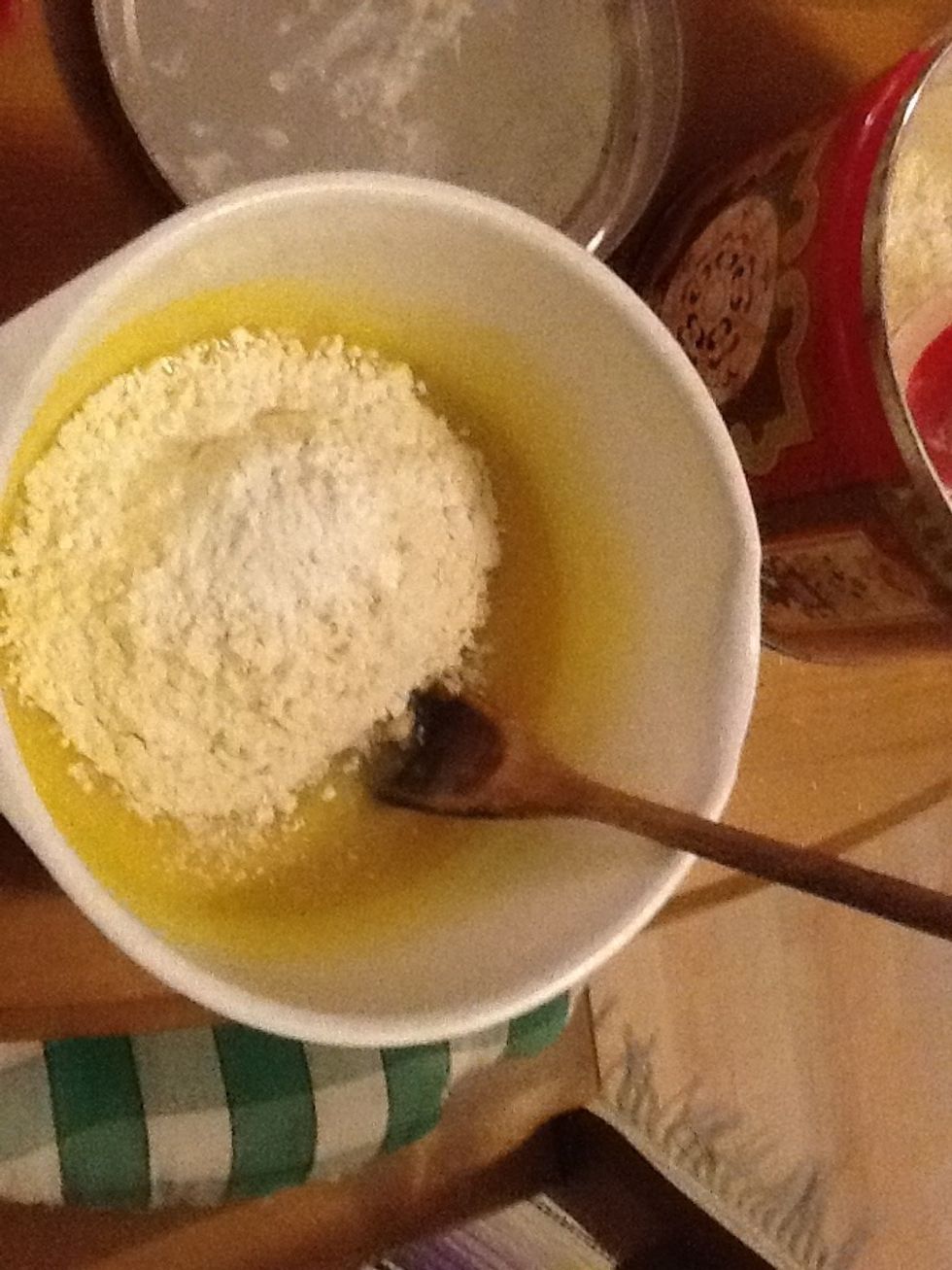 Add 3 dl flour, 2 teaspoons vanillin and 1 teaspoon baking powder.