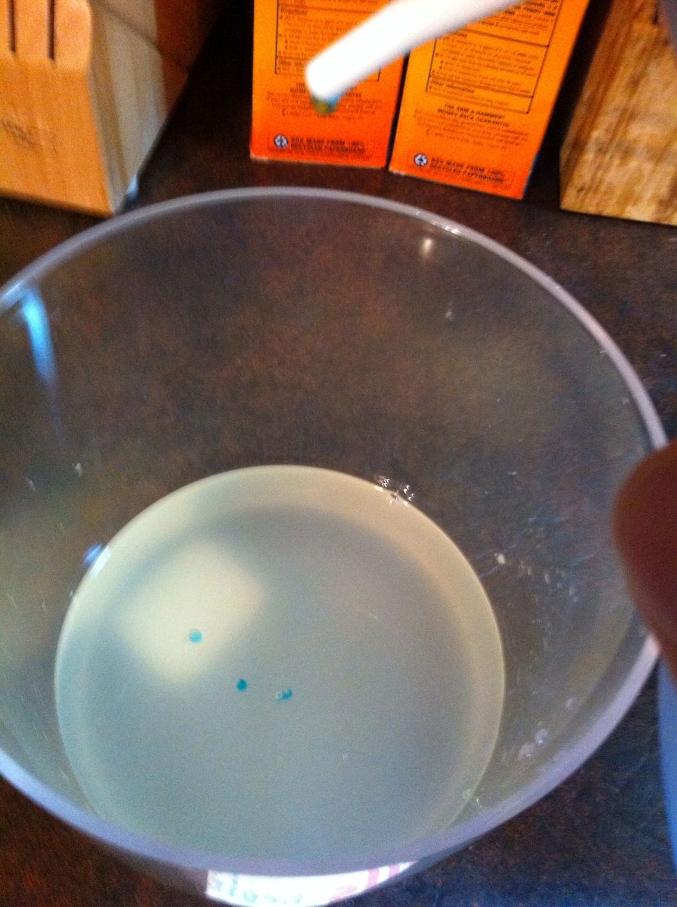 Add 3 drops of Dawn dishwashing liquid.