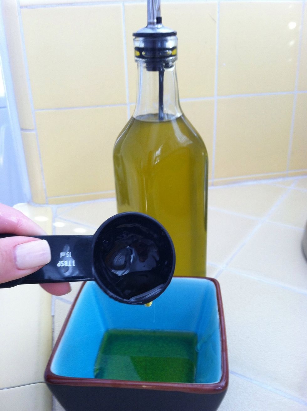 Add 3 tablespoons olive oil to the honey.