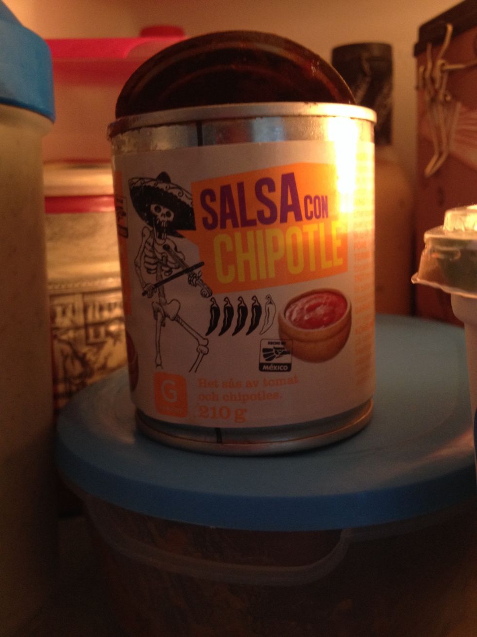 Add 3 teaspoons of chipotle salsa. It's fine to take chipotle paste, figure that 1 teaspoon is enough. If you don't have this at home it's fine with out, it just adds a little bit of smokey flavor.