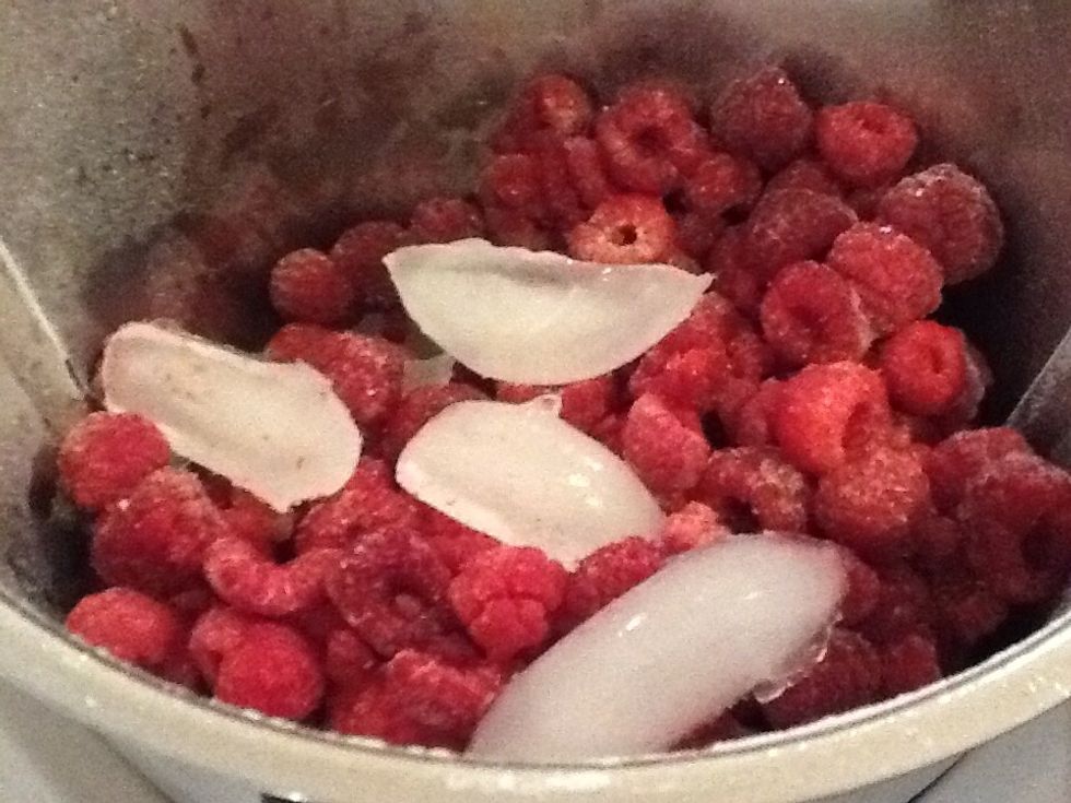 Add 350g of ice followed by 200-300g of frozen raspberrys or fruit of your choice. Slowly turn the dial to speed 10 for 20 secs.