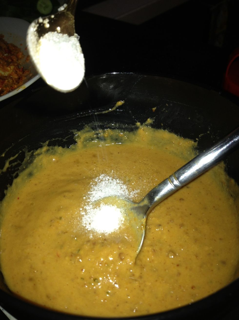 Add 3tsp of sugar to the peanut sauce mixture and mix. Put the peanut sauce aside.
