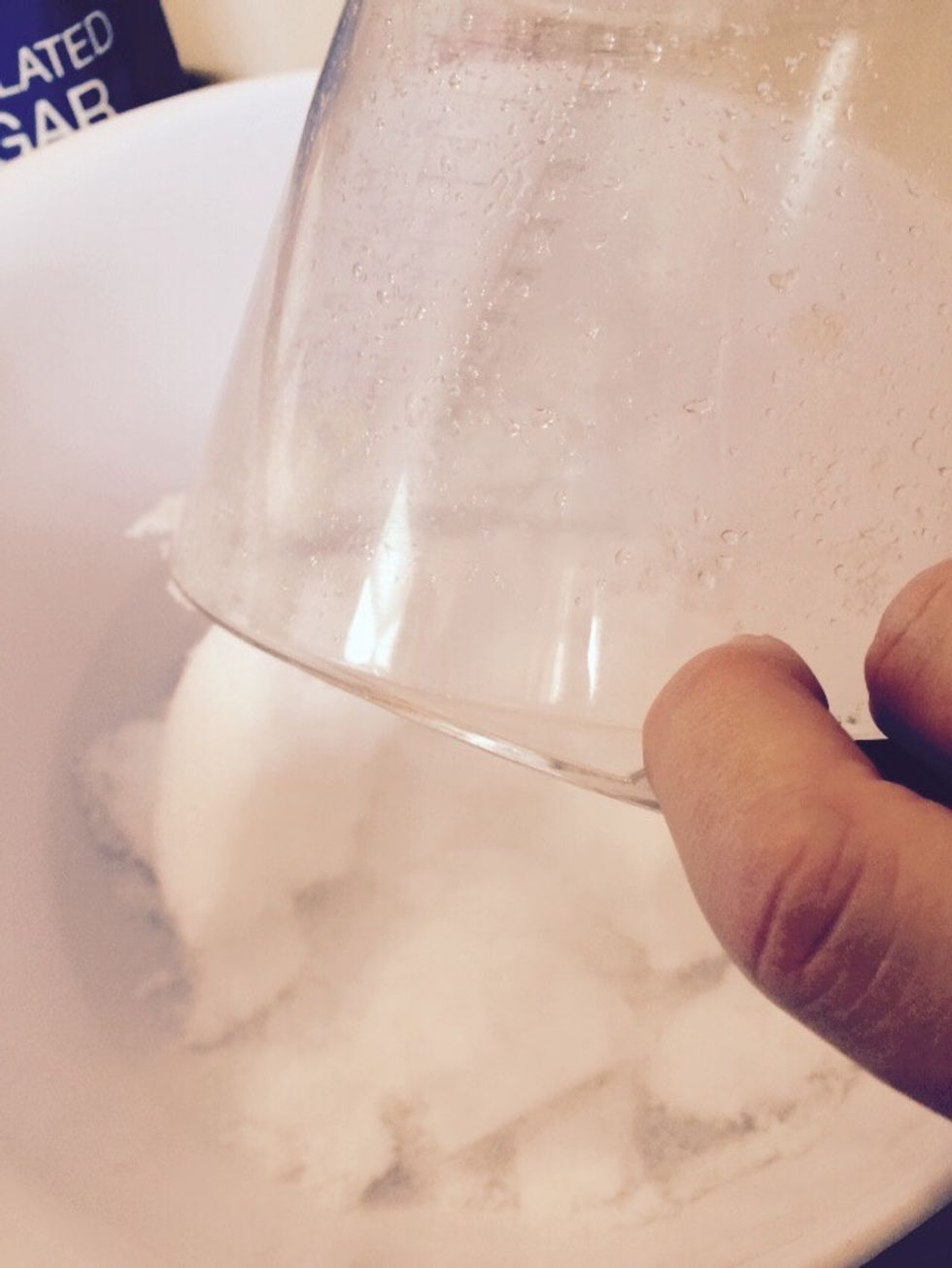 Add 4 cups of clean snow in a bowl.