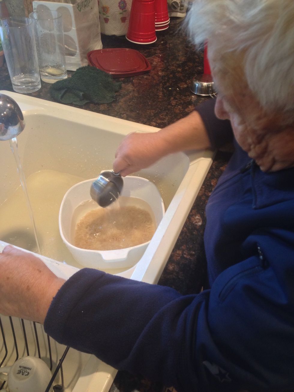 Add 4 cups of water to cleaned rice