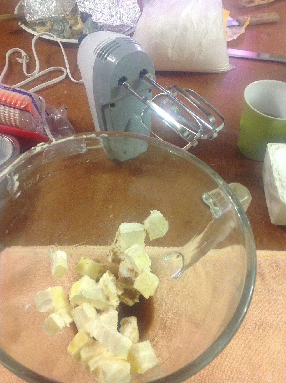 Add 50 grs of sugar and cream.