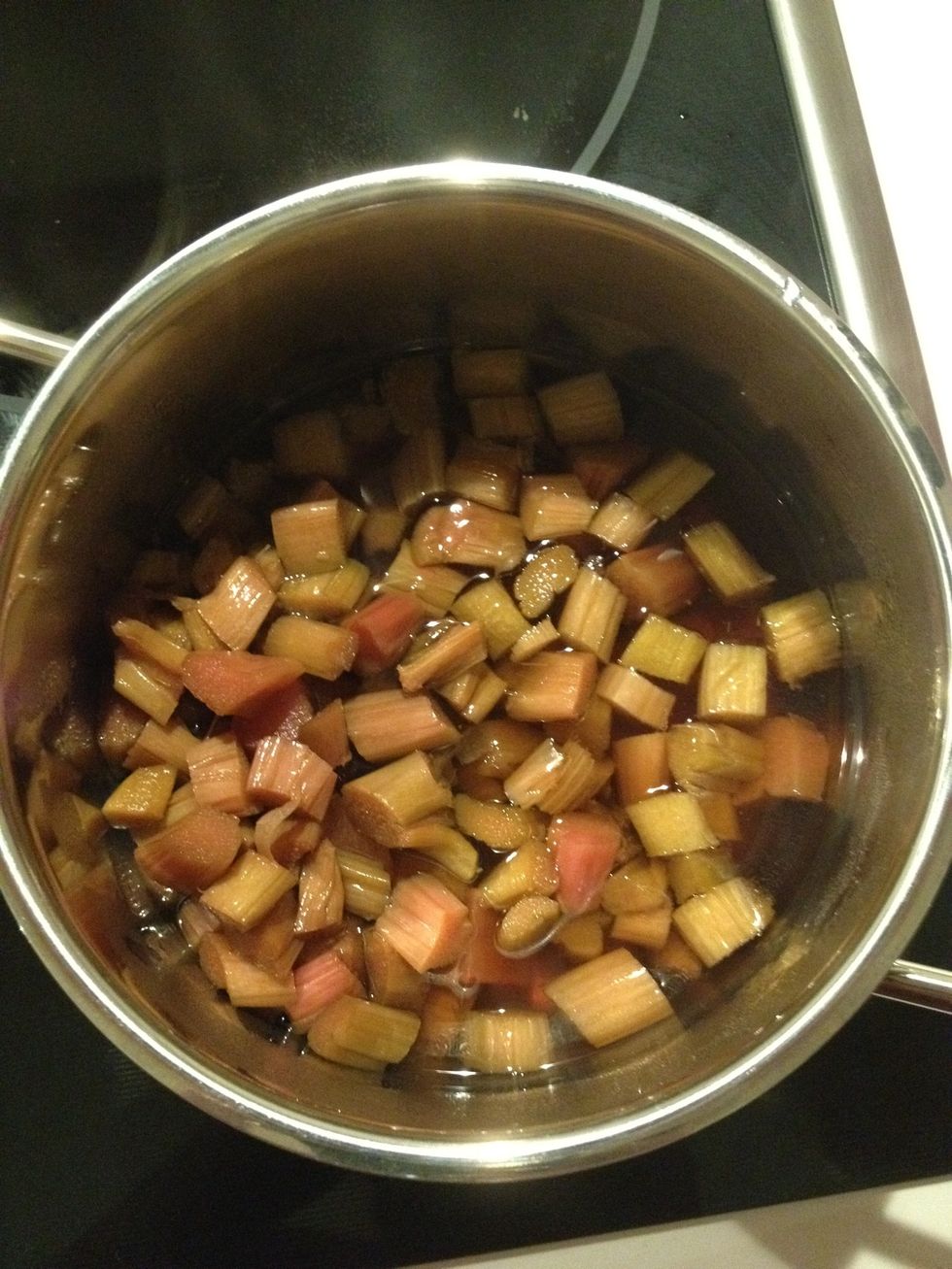 Add 500 g of rabarbra in small pieces