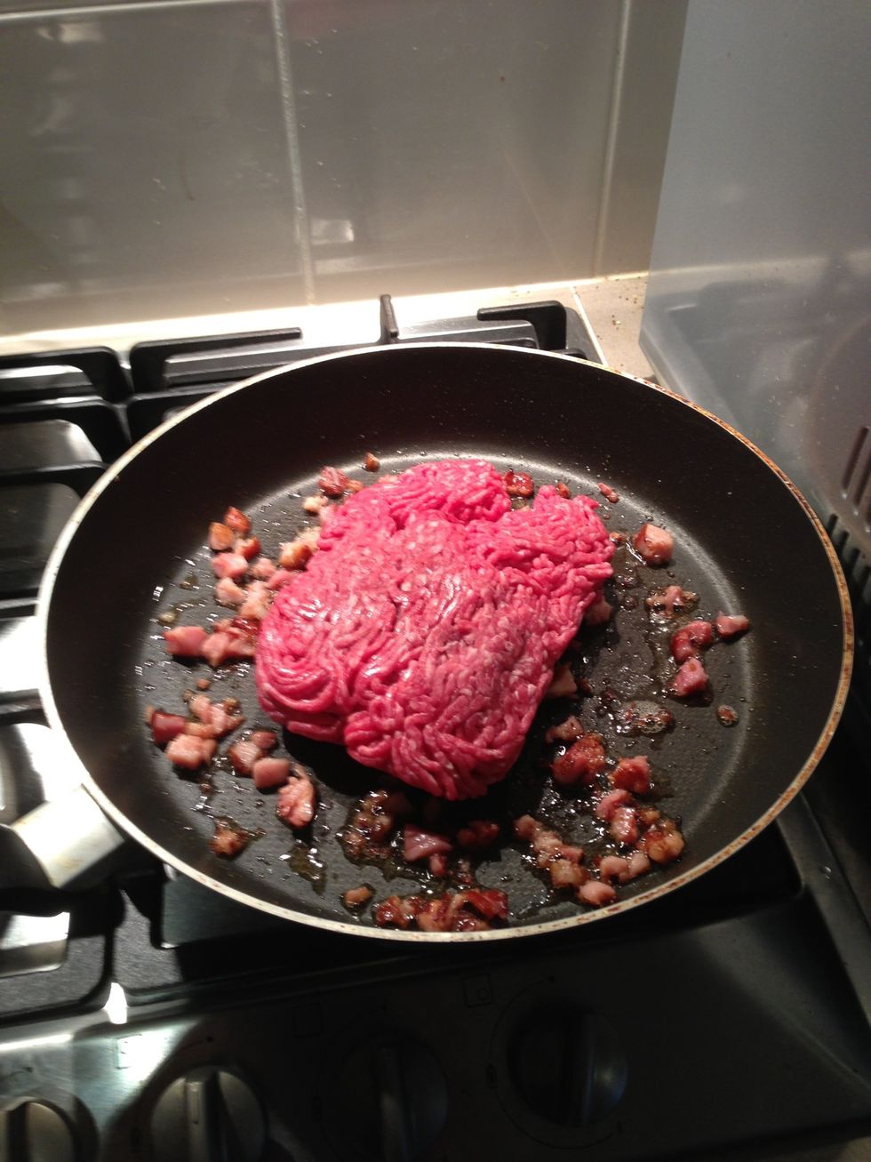 Add 500g of minced beef to fry pan