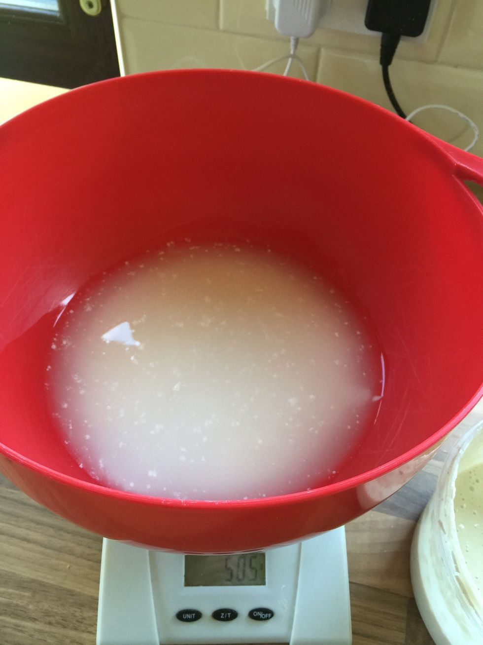 Add 500ml o cold water to the starter in the bowl.