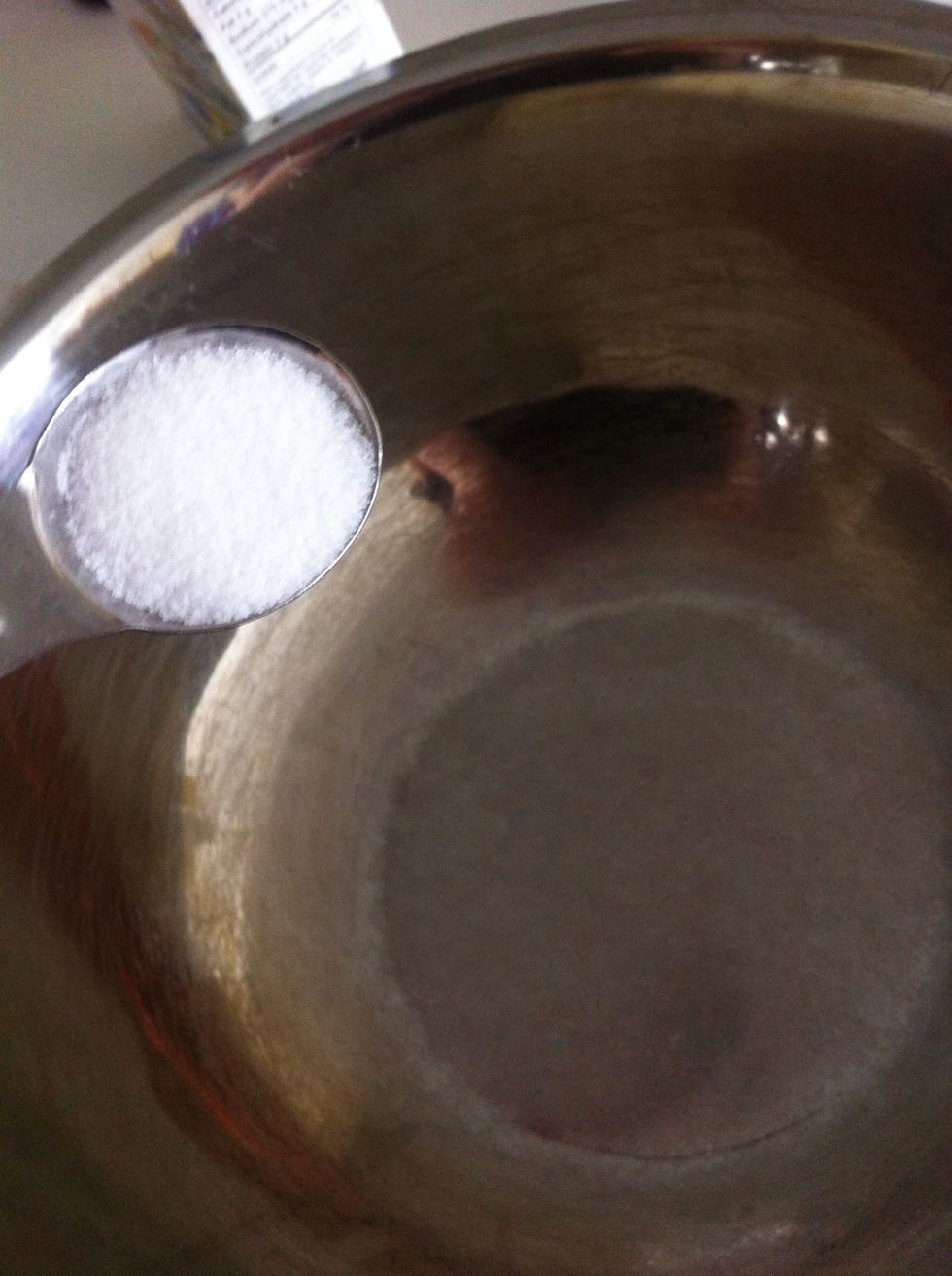 Add 5mL of salt into a large bowl