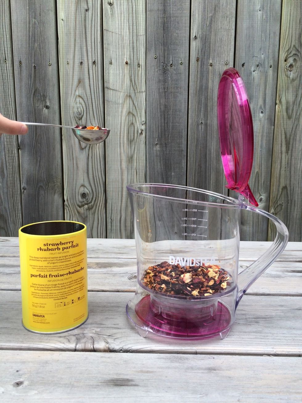 Add 6-8 perfect spoonfuls (15-20 tsp) of your favourite tea to your Steeper.