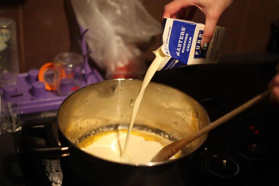 Add 600 ml of pure cream or cooking cream.