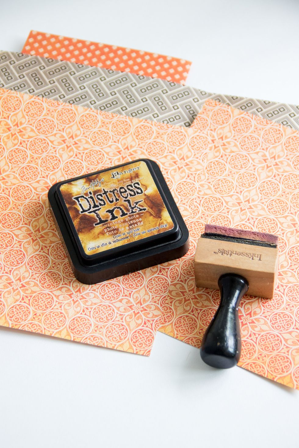 Add a 2 sheets of Graphic 45 An Eerie Tale Grand Illusion paper (size of each 14,5/17,5cm.) Use Distress Ink pad to make old the edges.