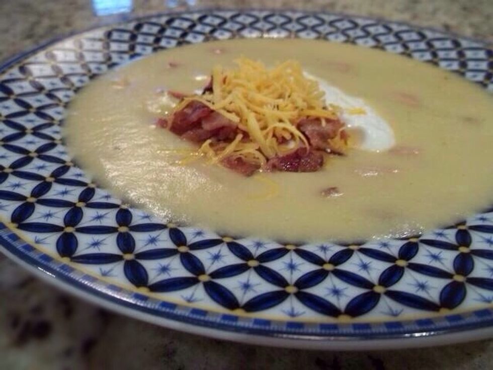 Add a a bit of sour cream, cheese and bacon! And there you have it!! A super yummy loaded baked potato soup!! Doesn't it look amazing!!!!?