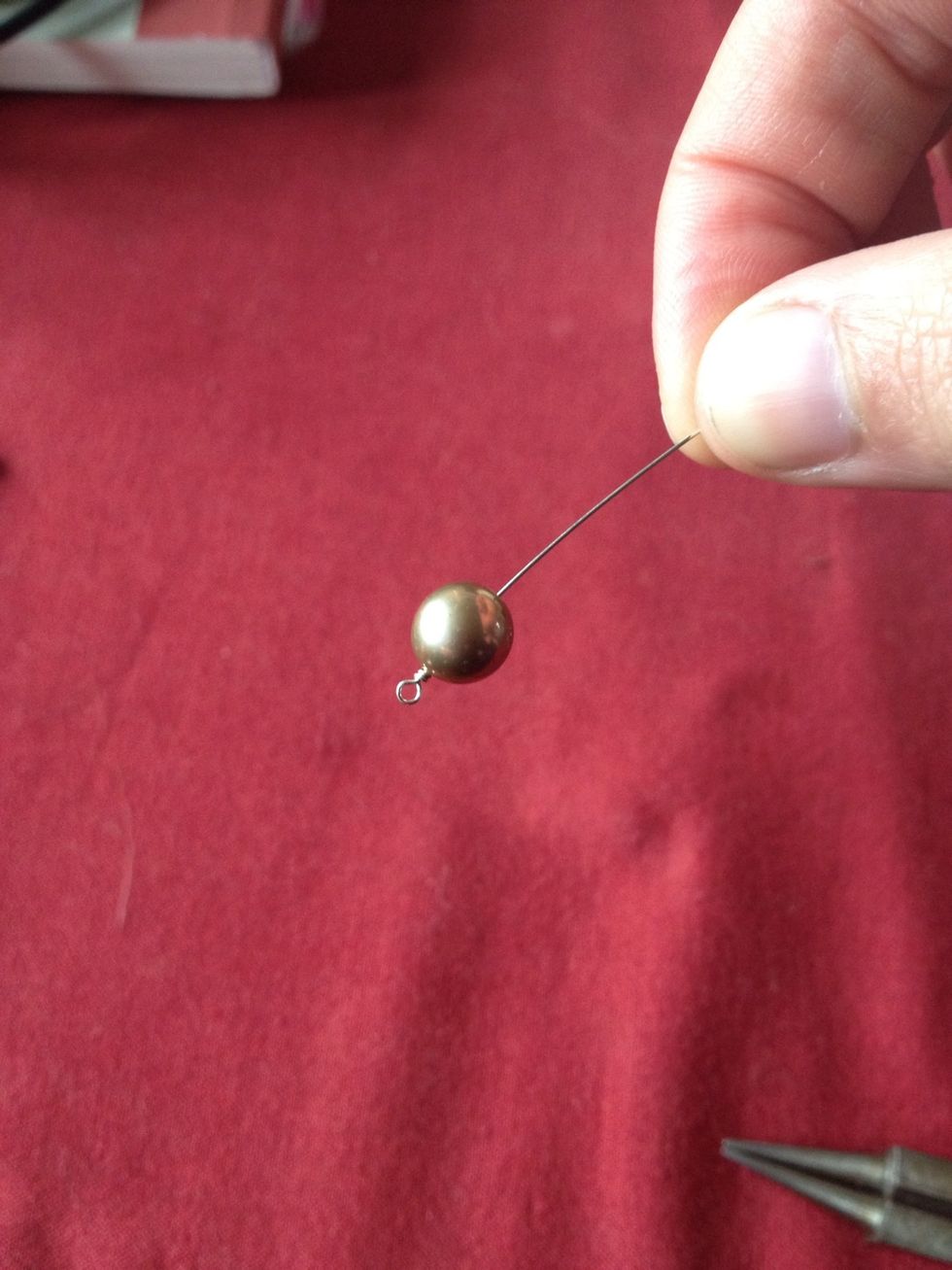 Add a bead (here, a pink pearl) to the long side.