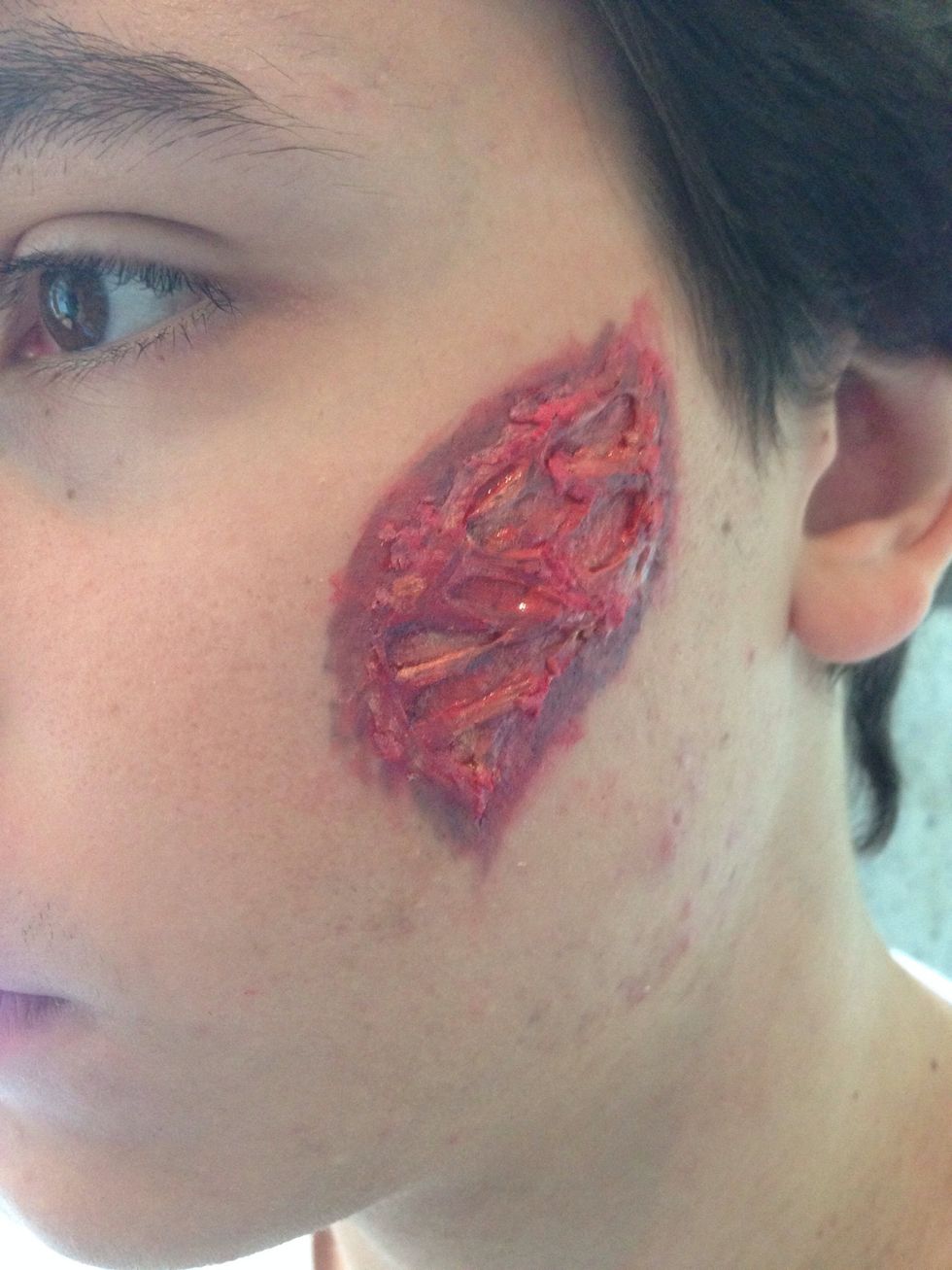 Add a bit more of the violet eyeshadow around the wound