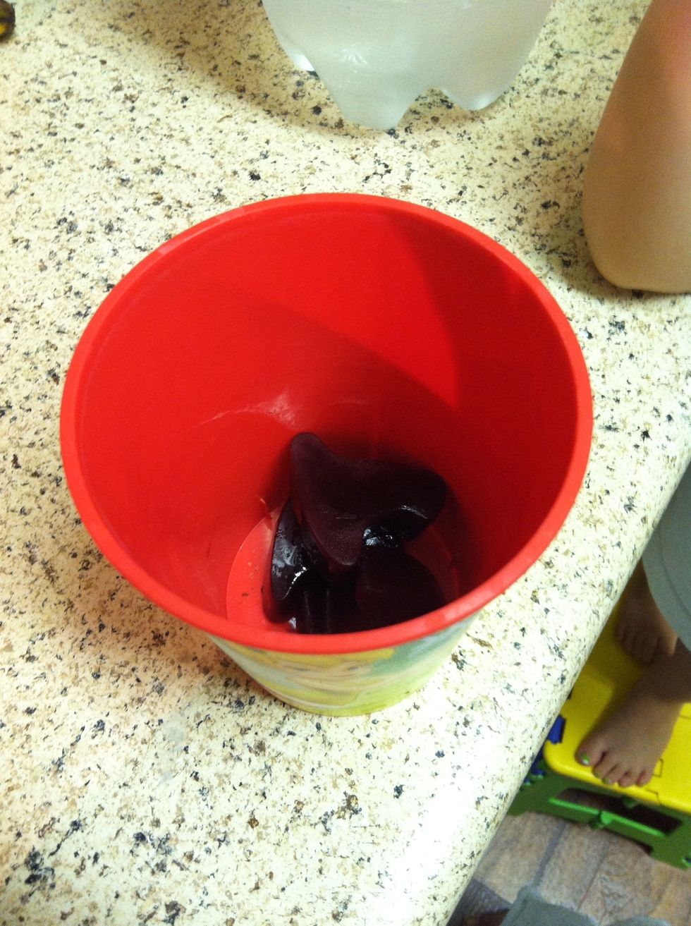 Add a few 'cubes' to you cup. Take this opportunity to talk to your kids about the feel, taste and smell of the juice cubes. Ask them what the effects of the seltzer water will be.