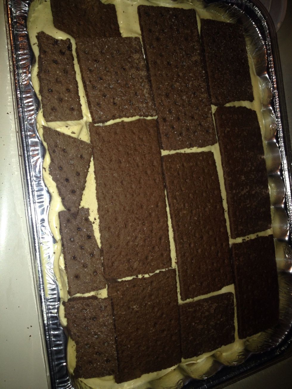 Add a final layer of graham crackers.
