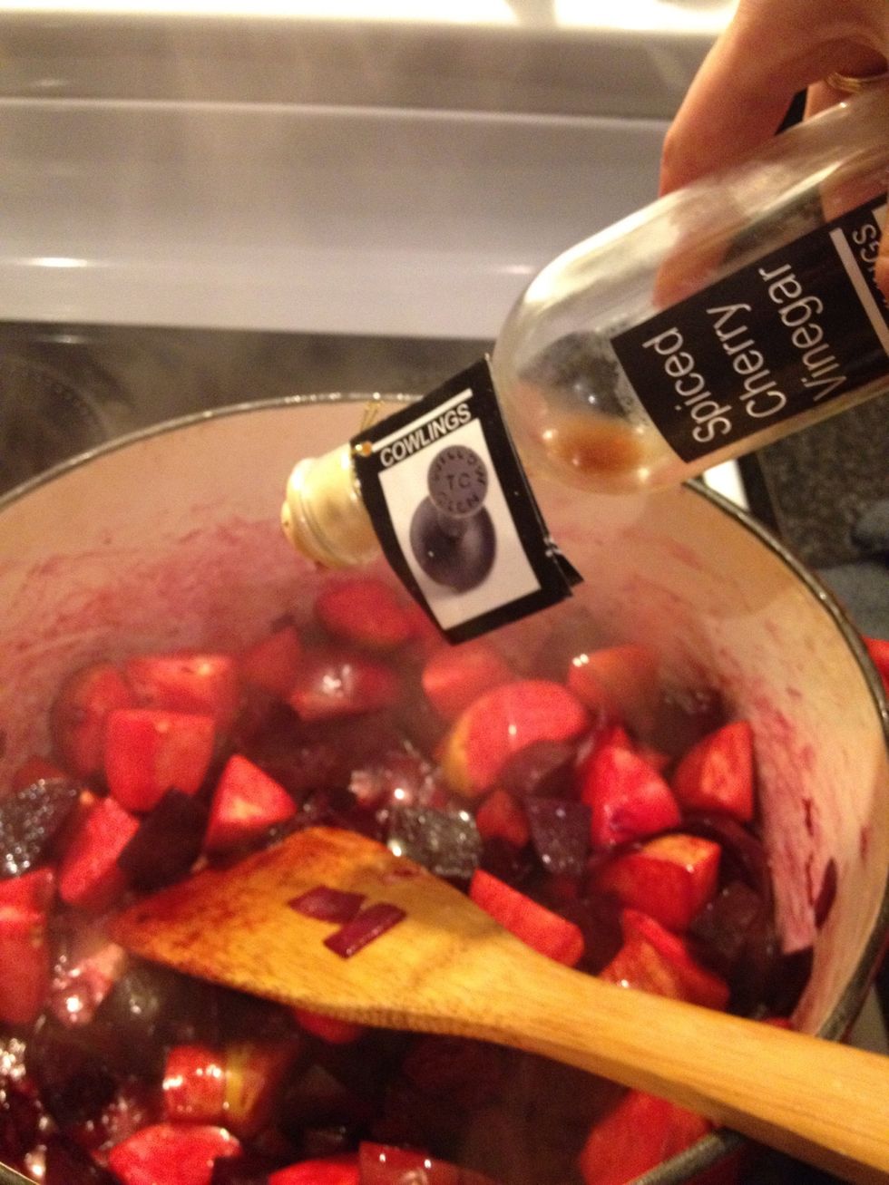 Add a good splash of red wine vinegar. I'm actually using some special spiced cherry vinegar this time, why not! You could also try balsamic vinegar or some cheap red wine that you opened 3 days ago!