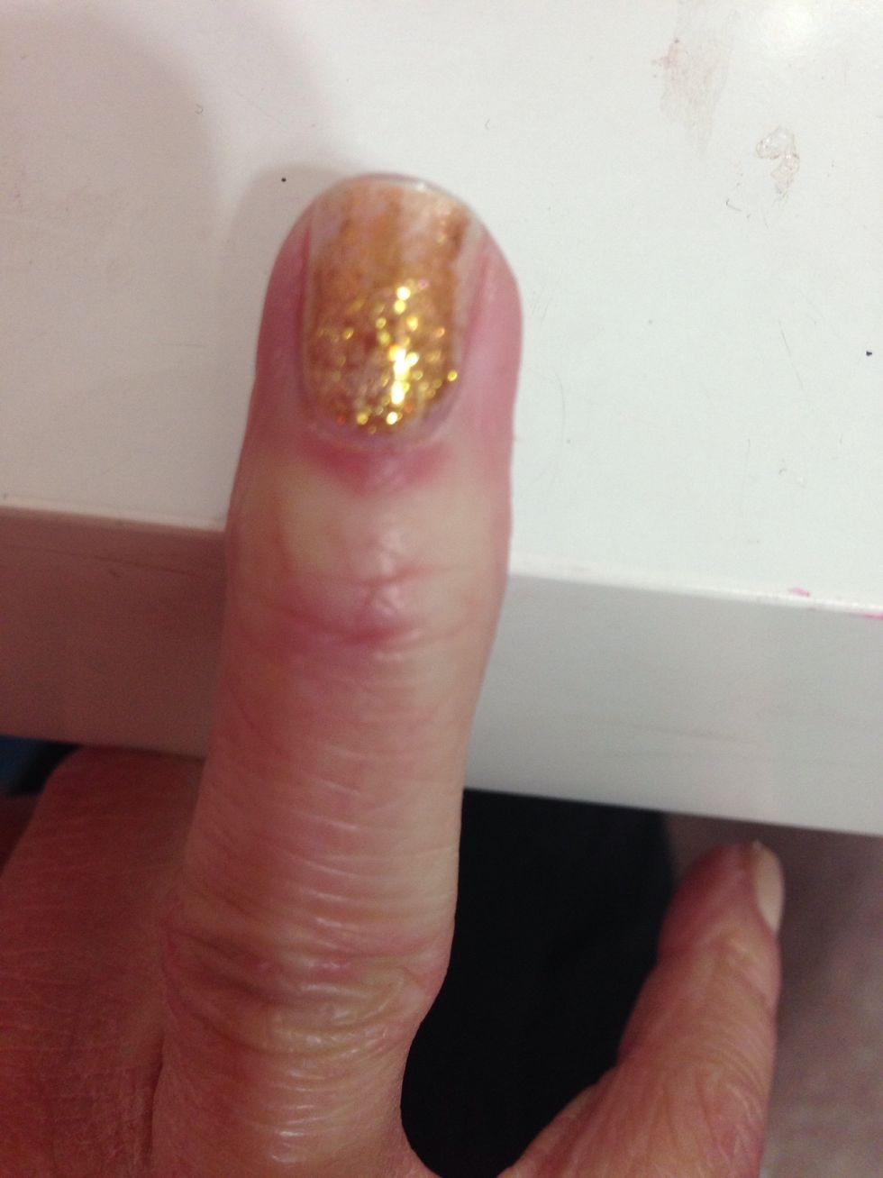 add a gradient gold glitter on your ring finger