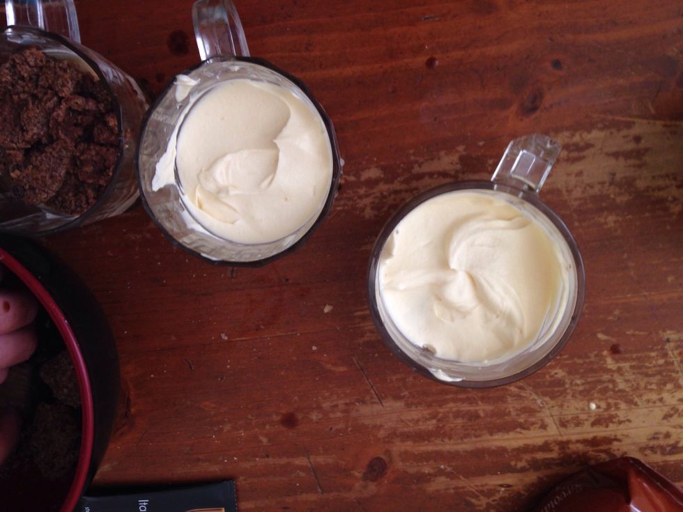 Add a layer of cream, keep the pattern until you run out. Refrigerate overnight and enjoy :)