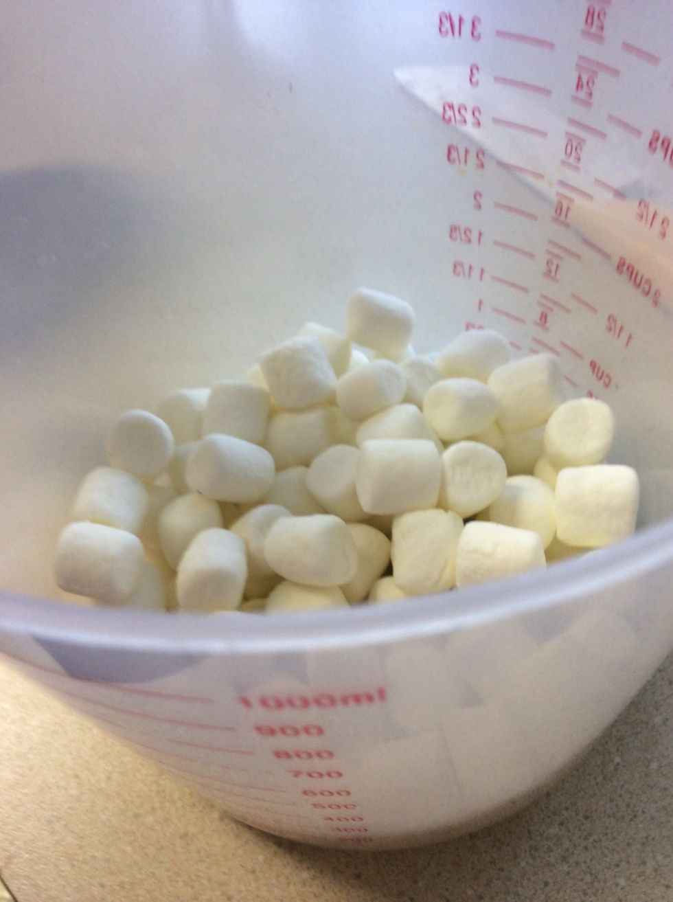 Add a little bit of sweetness to your dream pancakes, everybody likes marshmallows! By mashing up these marshmallows with a spoon, it will give your pancakes a nice texture and add to the banana taste