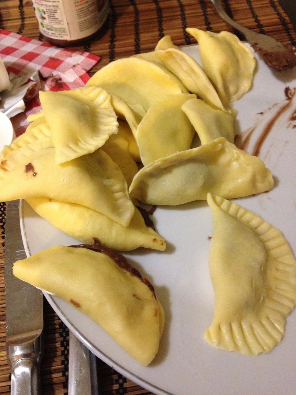 Add a little bit of water to close those empanadas ! Use a fork for the details.